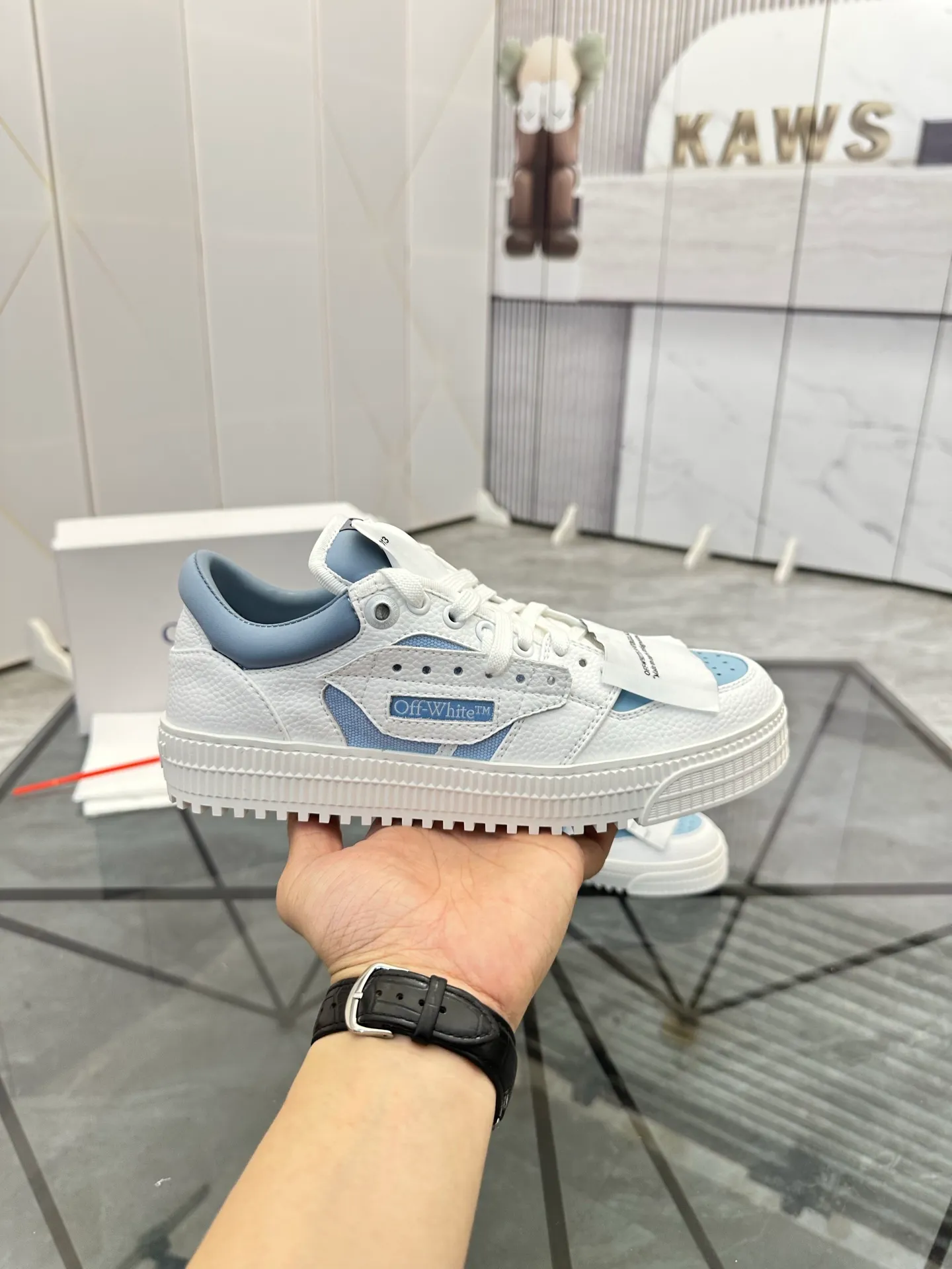 Selling men's shoes 💰: 💰P500¥ High-end top quality Product trademark: OFF WHITE *"OFF WHITE*" low-top casual shoes Regular size: 35-45 (can be customized to 46) Couple style Product materials: Upper imported first-layer cowhide stitched with original fabric, genuine leather lining, original outsole. No.: H203